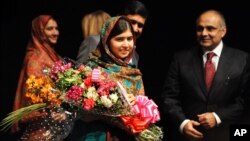 Malala nhận hoa tặng sau khi nói chuyện tai một cuộc họp báo, 10/10/14