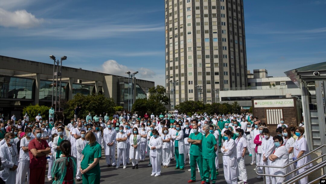 Para petugas medis mengheningkan cipta untuk dr. Joaquin Diaz, yang meninggal akibat Covid-19, di Madrid 20 April 2020.