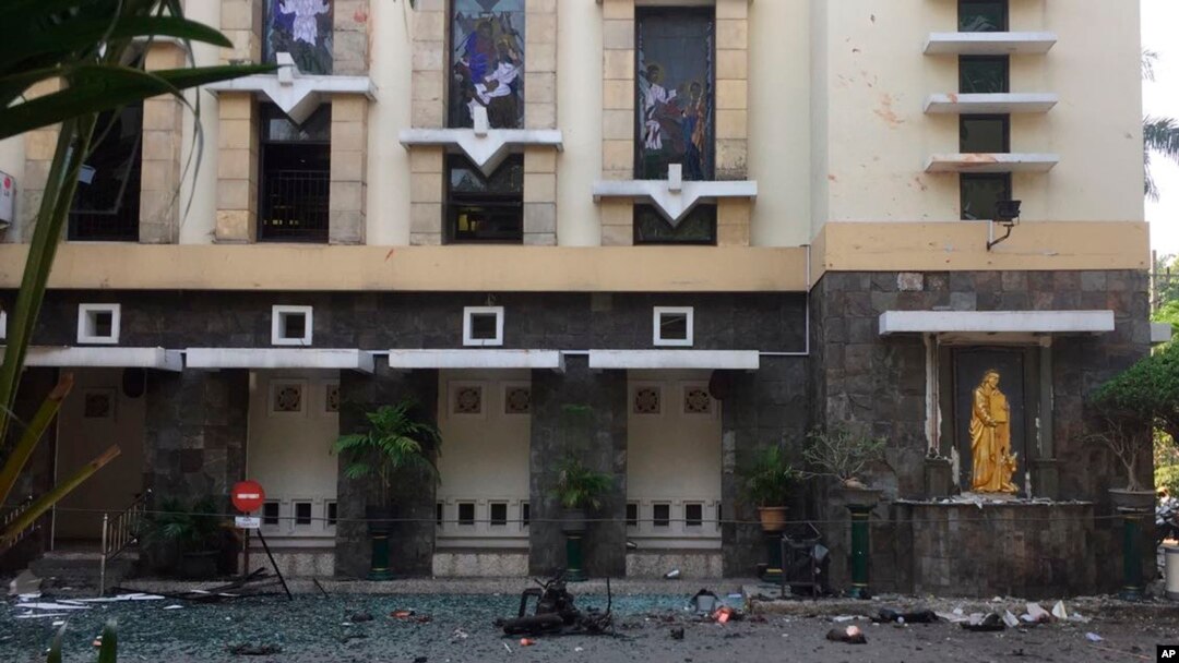 Sisa-sisa ledakan terlihat di luar Gereja Santa Maria, lokasi ledakan di Surabaya, Jawa Timur, Minggu, 13 Mei 2018. (Foto: AP Photo/Trisnadi)
