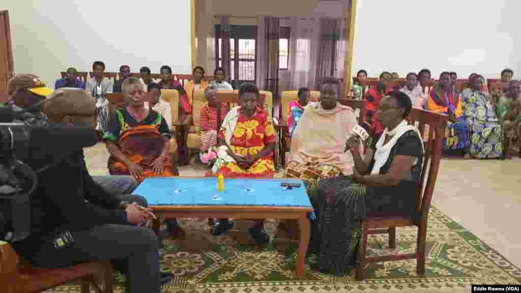 Bamwe mu babyeyi bagizwe incike na jenoside&nbsp;batuye mu nzu yabagenewe iri mu karere ka Bugesera mu ntara y&#39;uburasirazuba bw&#39;u Rwanda mu kiganiro n&#39;umunyamakuru w&#39;Ijwi ry&#39;Amerika Eddie Rwema