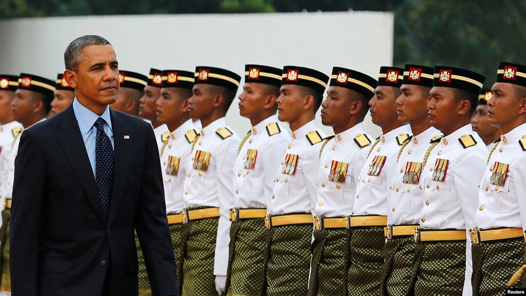 Presiden Barack Obama menginspeksi barman kehormatan dalam upacara penyambutan tamu negara di Lapangan Parlemen, Kuala Lumpur, Malaysia (26/4). 