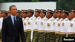 Tổng thống Obama duyệt hàng quân danh dự trong buổi lễ chào đón tại Quảng trường Quốc hội ở Kuala Lumpur, 26 tháng 4 năm 2014.