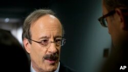 El demócrata Eliot Engel recordó que la comisión solicitó al Departamento de Estado el martes pasado una sesión informativa sobre la incursión, pero aún no han recibido respuesta.