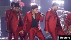 El cantante Bruno Mars, centro, durante su presentación en la entrega de los premios Billboard, en mayo de 2013.
