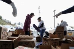 Para sukarelawan "Marin Food Bank" San Francisco membantu menyortir makanan di San Francisco, California, 16 Maret 2020.