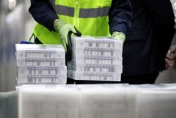 Контейнери з вакциною від коронавірусу на фабриці компанії Pfizer у штаті Мічиган