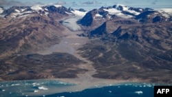 Fotografija iz vazduha od 11. avgusta 2023. gosine pokazuje koliko se istopio jedan od glečera na Grenlandu.