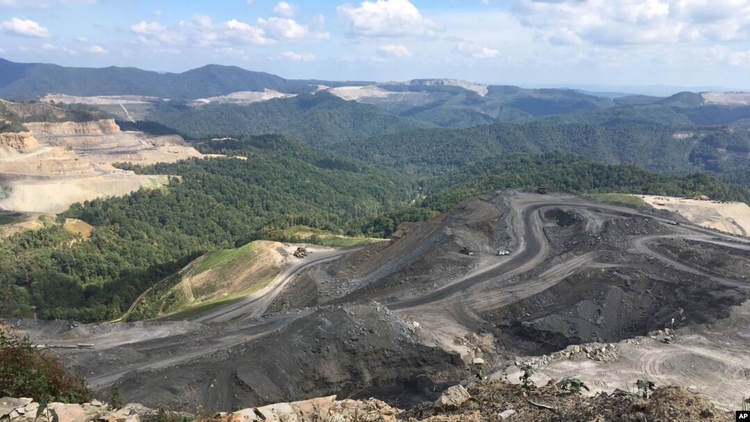 Truk pengangkut batu bara dan peralatan berat lainnya terlihat bagaikan mainan anak-anak di kawasan pertambangan batu bara Middle Ridge, bagian selatan negara bagian West Virginia, 26 September 2017. (Foto: dok).