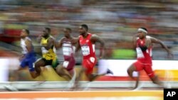 Le sprinteur américain Justin Gatlin, au centre, lors de la demi-finale 100m masculin aux championnats du monde d'athlétisme à Pékin, le 23 août 2015