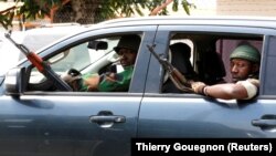 Des soldats mutins circulent en voiture à Bouaké le 13 janvier 2017.