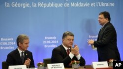 Прем’єр-міністр Молдови Юріє Лянке президент Петро Порошенко і голова Єврокомісії Жозе Мануель Баррозу