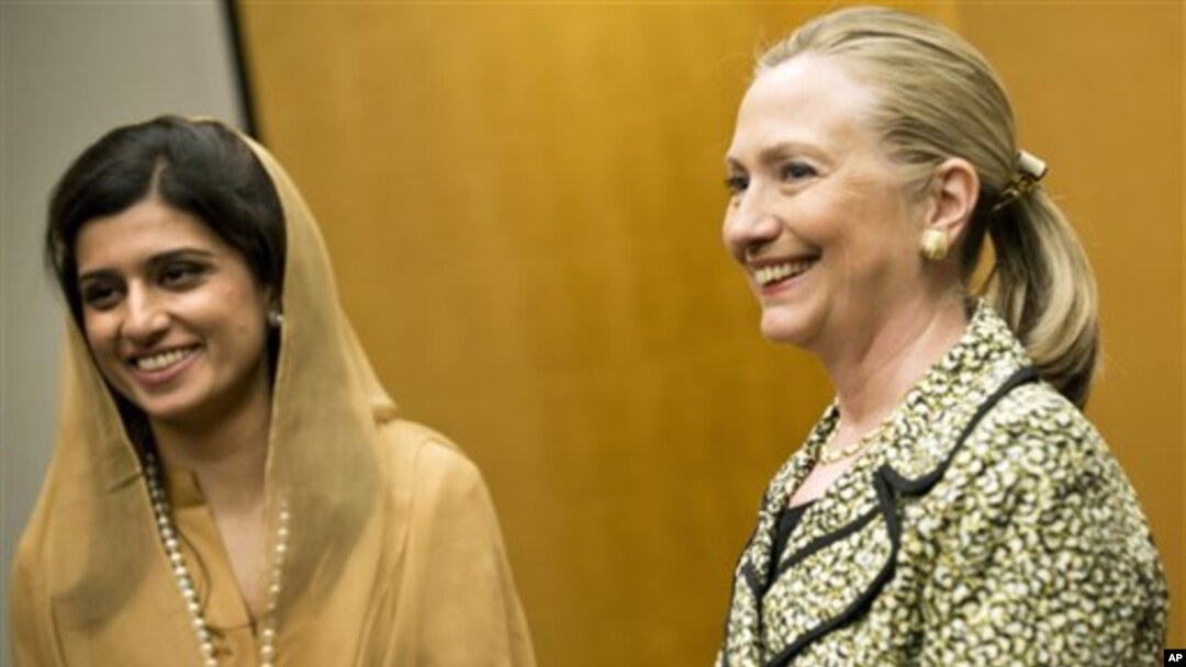 Ngoại trưởng Mỹ Hillary Clinton, phải, và Bộ trưởng Ngoại giao Pakistan Hina Rabbani Khar tại một khách sạn ở Tokyo, Chủ Nhật, 8/7/2012