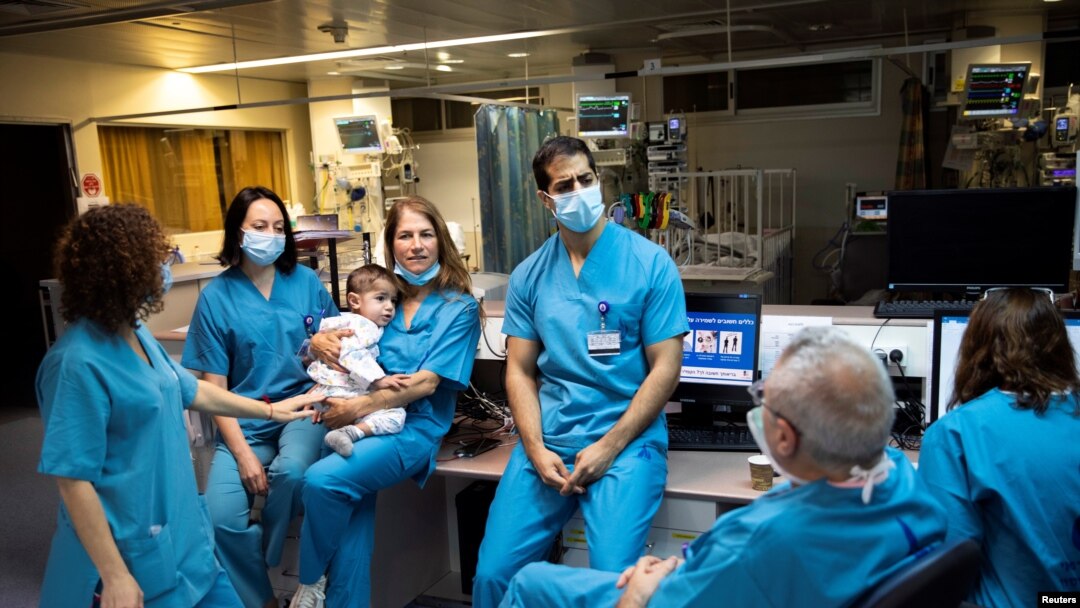 Para petugas medis yang merawat pasien Covid-19 di rumah sakit Wolfson Medical Center di Israel. Banyak dari perawat dan dokter Israel adalah warga keturunan Arab. 