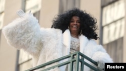 Diana Ross melambaikan tangannya saat memeriahkan parade "Macy's Thanksgiving Day" di Manhattan, New York, 22 November 2018. (Foto: dok).