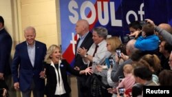 Mantan wakil presiden dan kandidat capres partai Demokrat Joe Biden dan istrinya, Jill Biden, tiba dalam kampanye di Manchester New Hampshire, 10 Februari 2020.