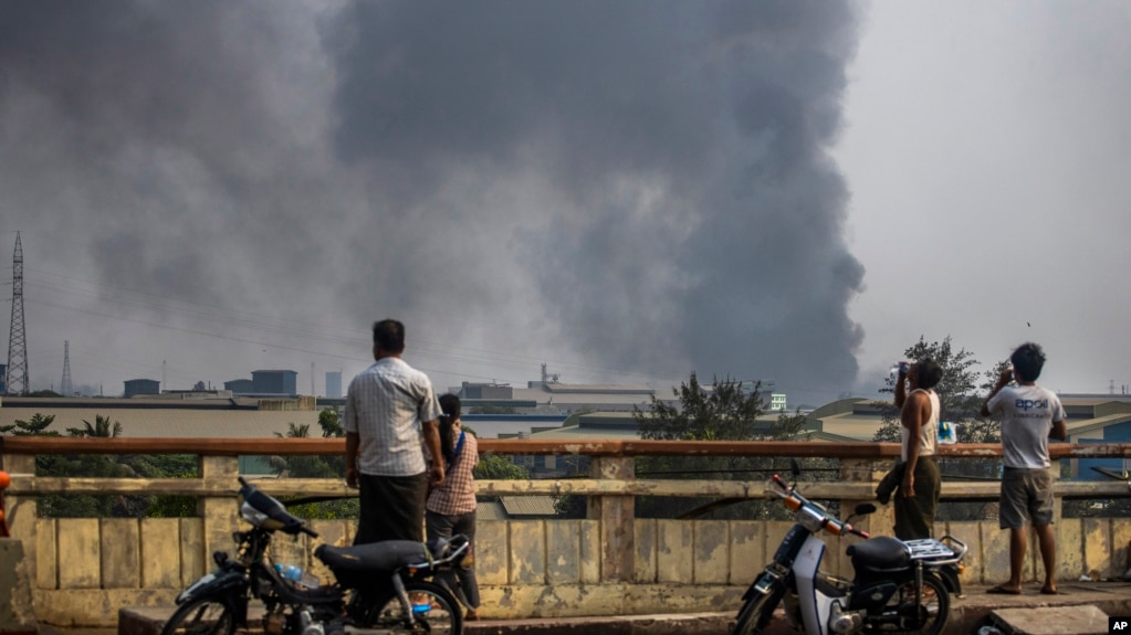 资料照片：在中国人经营的工厂受到攻击后，仰光莱达雅工业园区冒出滚滚浓烟。(2021年3月14日)(photo:VOA)
