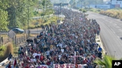 (Photo d’archives) Des migrants quittent Tapachula, au Mexique, le 24 décembre 2023. (AP Photo/Edgar H. Clemente)