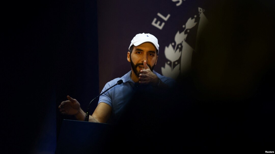 ARCHIVO - Nayib Bukele, presidente de El Salvador desde junio de 2019, habla con periodistas el 4 de febrero de 2024.