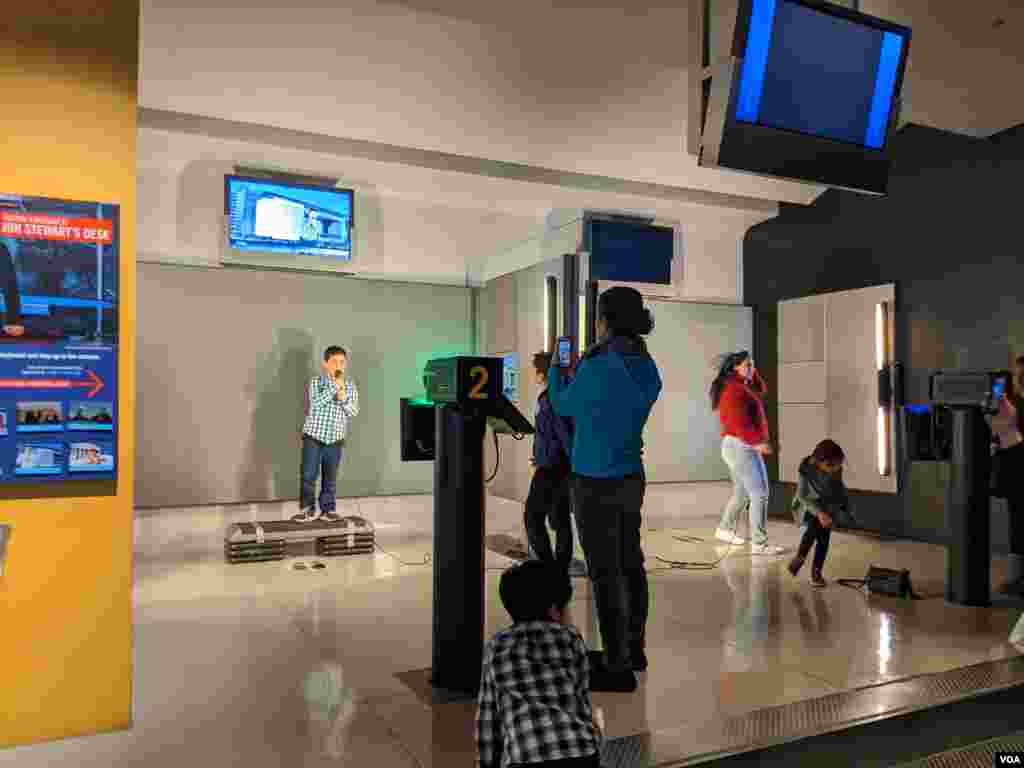 Decenas de niños y adultos pueden realizar presentaciones ante cámaras de televisión para experimentar la emoción de estar frente al público televisivo.&nbsp;Foto: Herbert Zepeda - VOA.