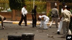 تفتیش کار دھماکے کی جگہ سے شواہد جمع کررہے ہیں