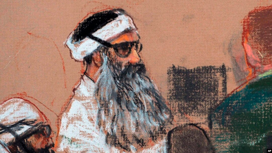ARCHIVO - Dibujo que muestra a Khalid Sheikh Mohammed (centro) asistiendo a una sesión previa al juicio en la Base Naval de la Bahía de Guantánamo, en Cuba. Sheikh está acusado de ser el principal conspirador de los ataques de Al Qaeda del 11 de septiembre de 2001.