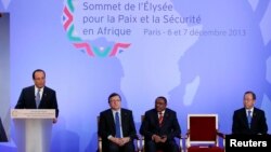 Presiden Perancis Francois Hollande (kiri) di Paris hari Sabtu (7/12) mengumumkan rencana penambahan pasukan di Republik Afrika Tengah menjadi 1.600 personil.