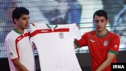 پیراهن تیم ملی فوتبال ایران دو رنگ است با نقشی از یوزپلنگ بر آن که بخصوص روی پیراهن سفید تقریباً دیده نمی شود.