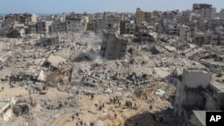 Una vista panorámica muestra la destrucción en el área del hospital de al-Shifa, en la Franja de Gaza, después de la retirada del Ejército israelí del complejo el 1 de abril de 2024.