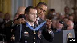 Barack Obama le entregó la Medalla de Honor al sargento Salvatore Giunta.