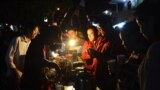 Pengunjung Festival Kopi Prawirotaman yang diselenggarakan pukul 16 hingga pkl 23 Kamis (16/7/2017) di sepanjang Jalan Gerilya Prawirotaman Yogyakarta tidak hanya mencicipi kopi gratis tetapi juga dialog dengan para brewer tentang penyajian kopi (foto: VO