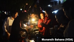 Pengunjung Festival Kopi Prawirotaman yang diselenggarakan pukul 16 hingga pkl 23 Kamis (16/7/2017) di sepanjang Jalan Gerilya Prawirotaman Yogyakarta tidak hanya mencicipi kopi gratis tetapi juga dialog dengan para brewer tentang penyajian kopi (foto: VO