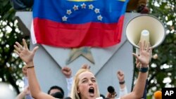 Lilian Tintori, istri pemimpin oposisi yang dipenjara, Leopoldo Lopez, berbicara pada pendukung suaminya di Caracas, Venezuela, 11 September 2015.