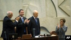 Presiden Israel yang baru dipilih, Reuven Rivlin (kiri) dan Ketua Parlemen Yuli Edelstein memberi aplus pada Presiden yang baru mundur Shimon Peres dalam upacara di Knesset, Yerusalem (24/7). 