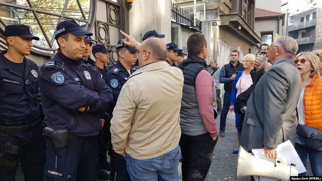 Protest jedne od dve frakcije beogradskih Jevreja ispred sinagoge Sukat Šalom u Beogradu, 28. oktobra 2019. (Foto: Ognjen Zorić, Radio Slobodna Evropa)