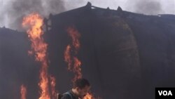 Kendaraan yang membawa bahan bakar bensin milik pasukan NATO, terbakar di Afghanistan pada hari Jumat.