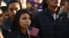 Una joven hispana con una bandera de Estados Unidos en una fotografía de archivo.