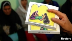 Cartes pour éduquer les femmes sur les dangers des mutilations génitales féminines, Minia, Egypte, 13 juin 2006.