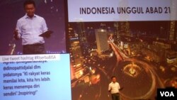 Dubes RI untuk AS, Dino Patti Djalal memberikan presentasi dalam acara "Satu Jam Bersama Dino Patti Djalal: Enam Jurus Sakti Indonesia Unggul di Abad-21", di Jakarta, Rabu malam 18/9 (foto: Alina/VOA)