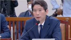 이인영 한국 통일부 장관이 국회에서 질의에 답하고 있다. (자료사진)