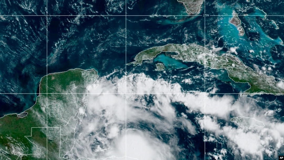 Imagen de satélite divulgada por NOAA, Administración Nacional Oceánica y Atmosférica, muestra la tormenta tropical Nana aproximándose a Belice el miércoles, 2 de septiembre de 2020.