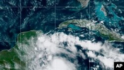 Esta imagen de satélite de la Administración Nacional Oceánica y Atmosférica de EE.UU. (NOAA, por sus siglas en inglés) muestra a la tormenta tropical Nana acercándose a Belice, el miércoles 2 de septiembre de 2020.