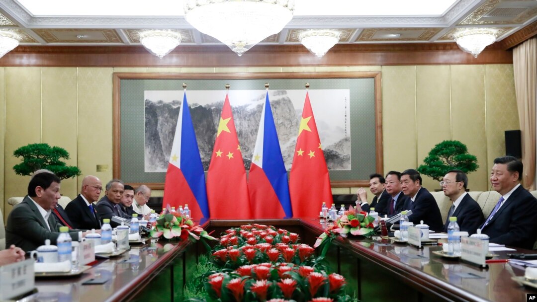 Presiden Filipina Rodrigo Duterte (kiri) dan Presiden China Xi Jinping, di Wisma Tamu Diaoyutai, Beijing, China, 29 Agustus 2019.