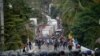Guatemala: Fuerzas de seguridad se enfrentan a caravana para desalojar carretera