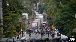 Fuerzas de seguridad bloquean a migrantes que llegaron en caravana desde Honduras en su camino a Estados Unidos, en Vado Hondo, Guatemala, el 18 de enero de 2021.