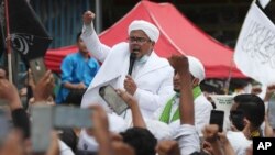 Rizieq Shihab, pemimpin FPI yang kini ditahan, berpidato di hadapan pendukungnya di Jakarta (foto: dok). Pemerintah melarang penggunaan simbol dan kegiatan Front Pembela Islam (FPI).