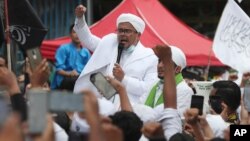 Mantan Ketua Umum FPI, Muhammad Rizieq Shihab berbicara di depan para pendukungnya di Jakarta, 10 November 2020 (foto: dok). 