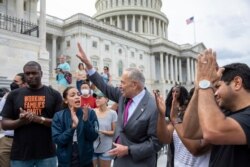 미국 내 신종 코로나바이러스 사태와 관련해 월세미납자들의 강제퇴거를 중단하는 조치 연장을 요구하는 시위가 3일 워싱턴 연방의사당 앞에서 열렸다.