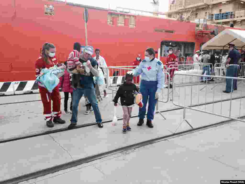 Migrants disembarking in Messina.