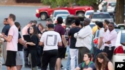 Personas reunidas frente al campus de la universidad UNC en Carolina del Norte luego de un tiroteo en la universidad el martes 30 de abril de 2019, en Charlotte.