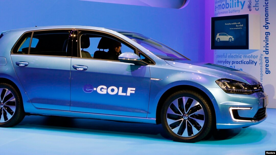 Volkswagen introduces the Volkswagen e-Golf electric car at the Los Angeles Auto Show in Los Angeles, California, November 20, 2013. REUTERS/Mike Blake (UNITED STATES - Tags: BUSINESS TRANSPORT) - RTX15MC8